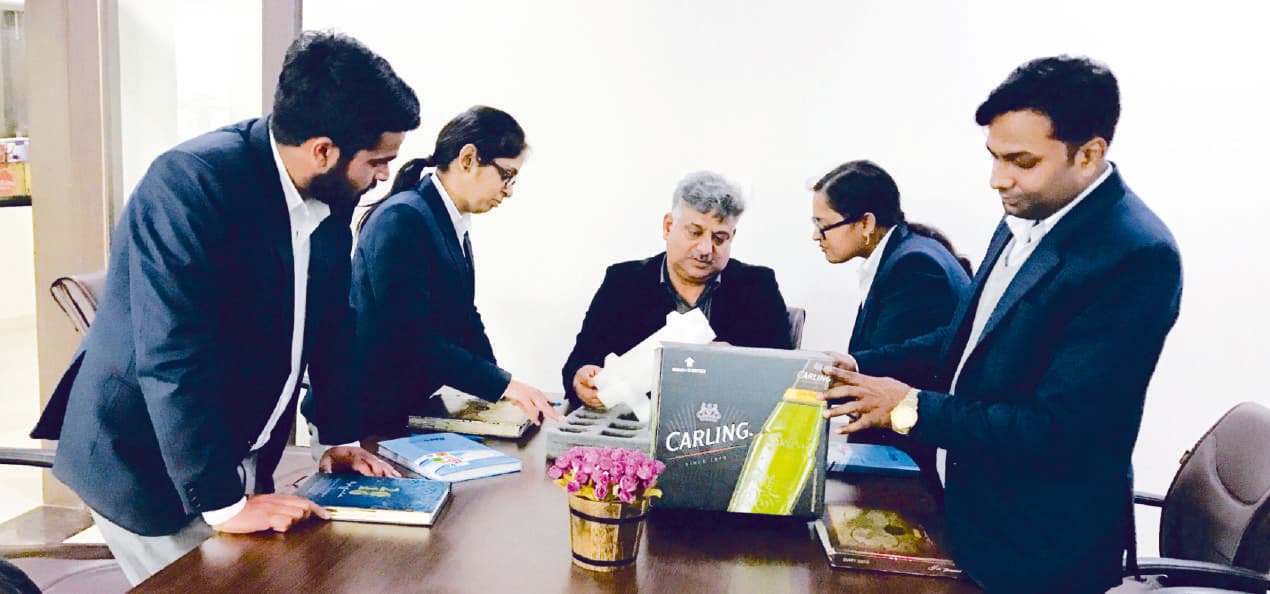 Sampuran Packaging team discussing development of a custom retail box